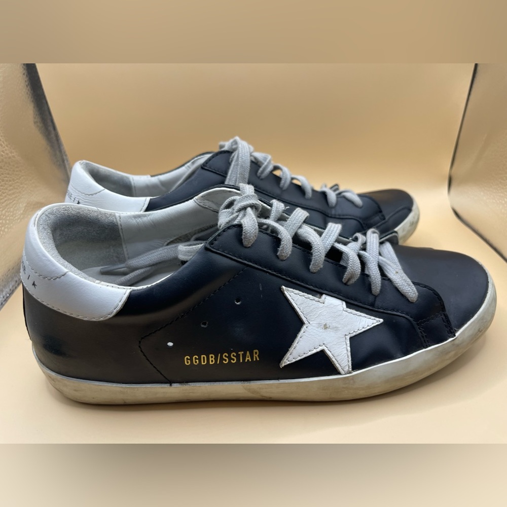 😍SOLD😍

Golden Goose Superstar Ladies Size 8